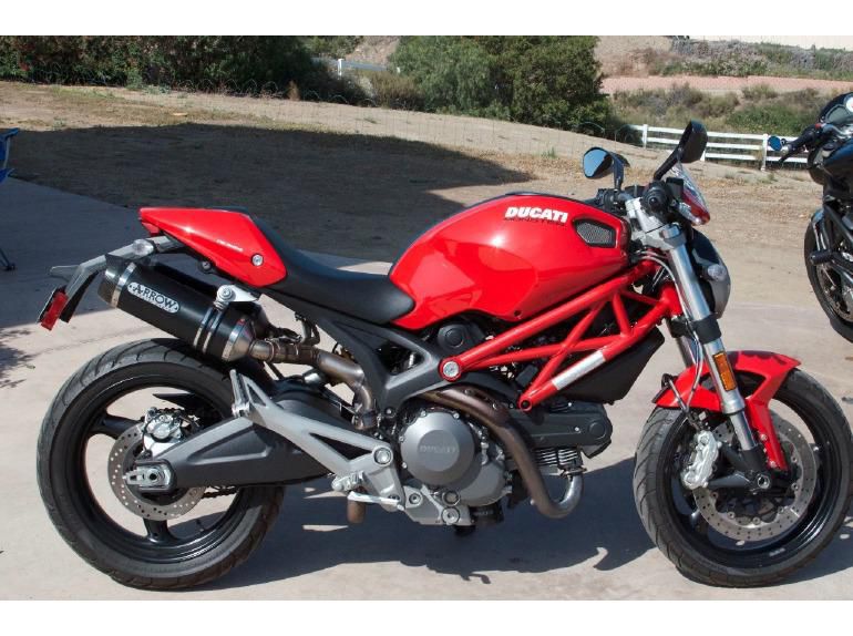 2011 Ducati Monster 696 Sportbike 