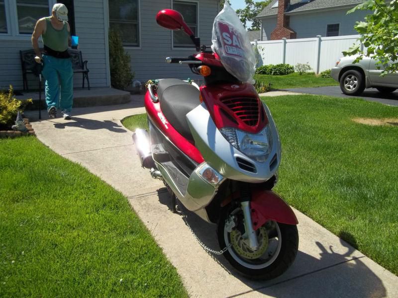 2005 Kymko motor scooter 6700 miles excellent condition $1200