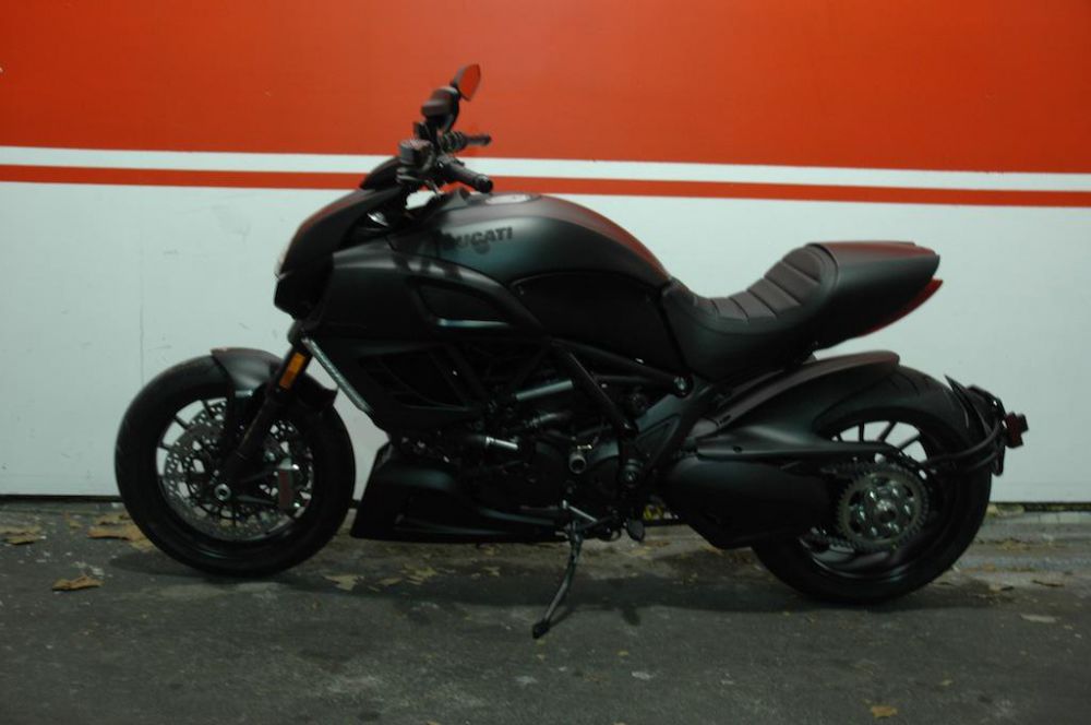 2013 Ducati Diavel Dark Sportbike 