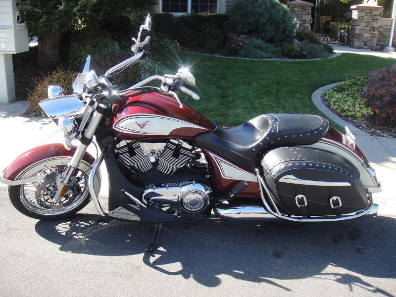 2013 VICTORY CROSS ROADS CLASSIC MOTORCYCLE MINT CONDITION