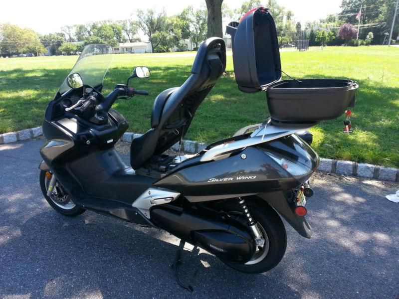 Gorgeous 2008 dark grey honda silver wing scooter w/ attached storage in euc!