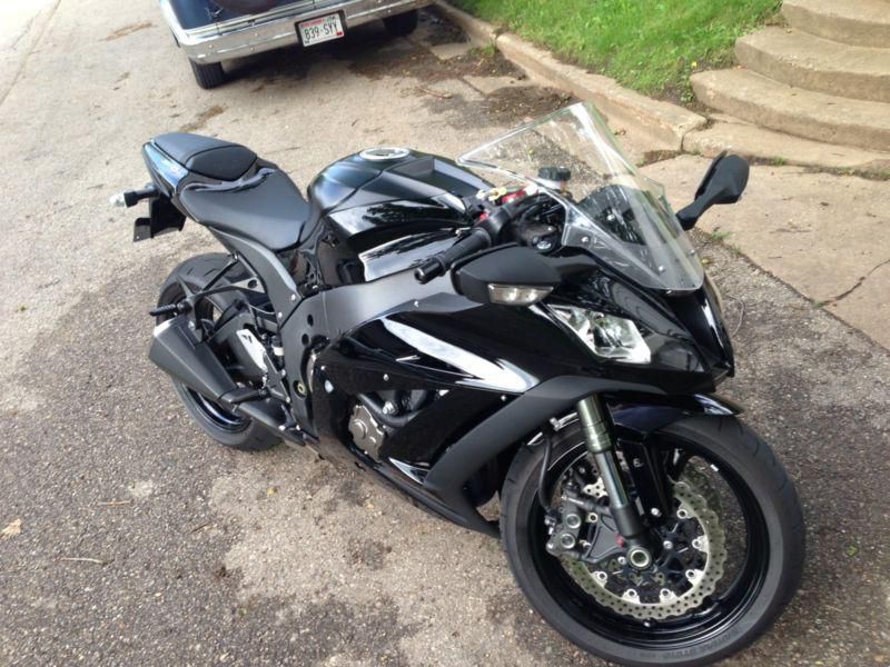 2011 ZX10R Like NEW-1,100 Miles