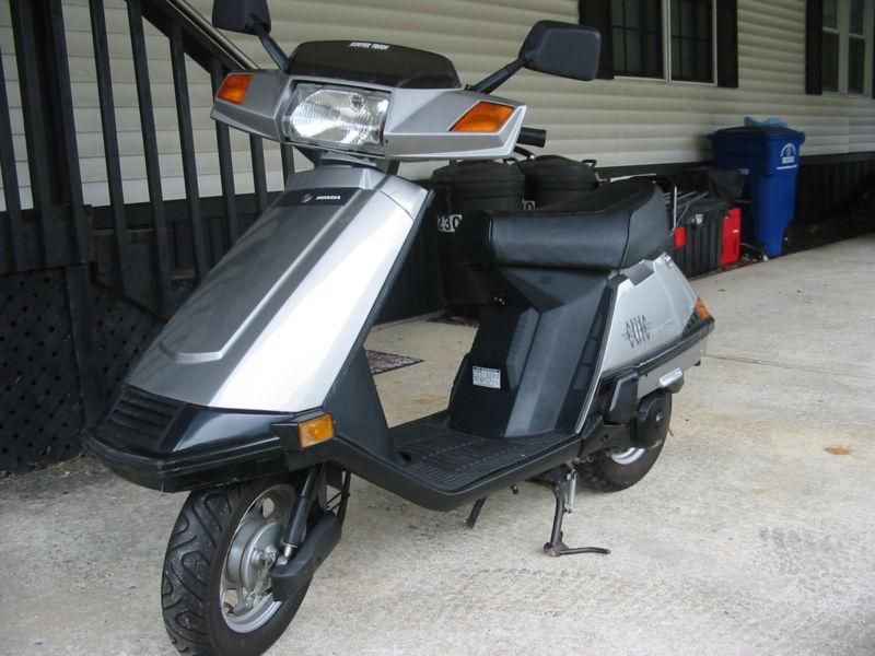 Honda 2007 elite 80 scooter in excellent running condition * very low mileage *