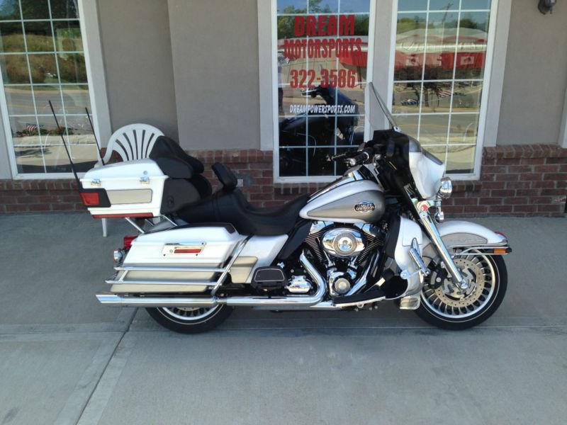 2009 Ultra Classic LOADED UP! 1 Owner! MUST SEE! LOW MILES! BEST DEAL ANYWHERE!