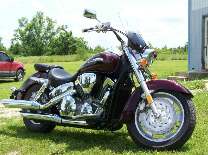 2007 Honda VTX 1300R-Maroon Vance-Hines Pipes, New Throw-over Saddle Bags
