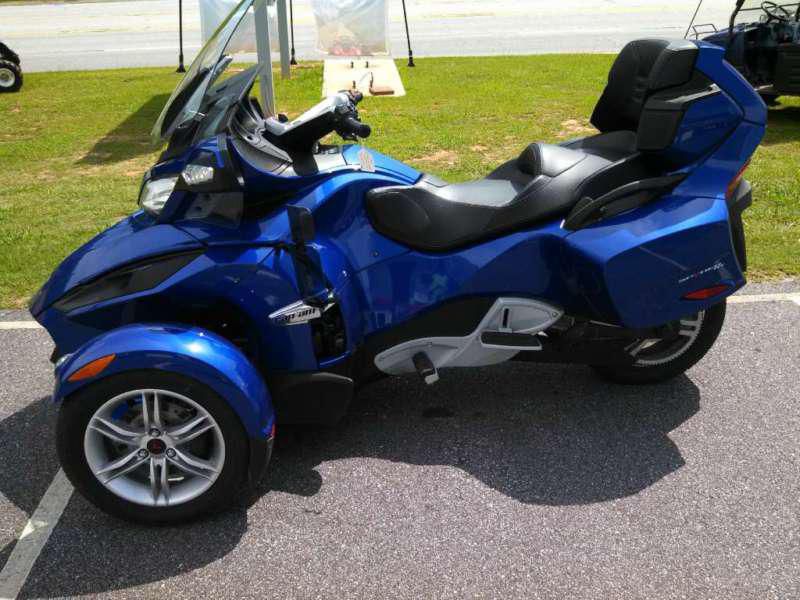 2012 Can Am spyder RT LIKE NEW, SE5 Audio and Comfort. We finance, WE Ship!