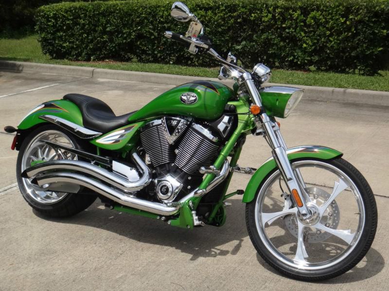 2009 victory jackpot beautiful bike great colors low miles!!!