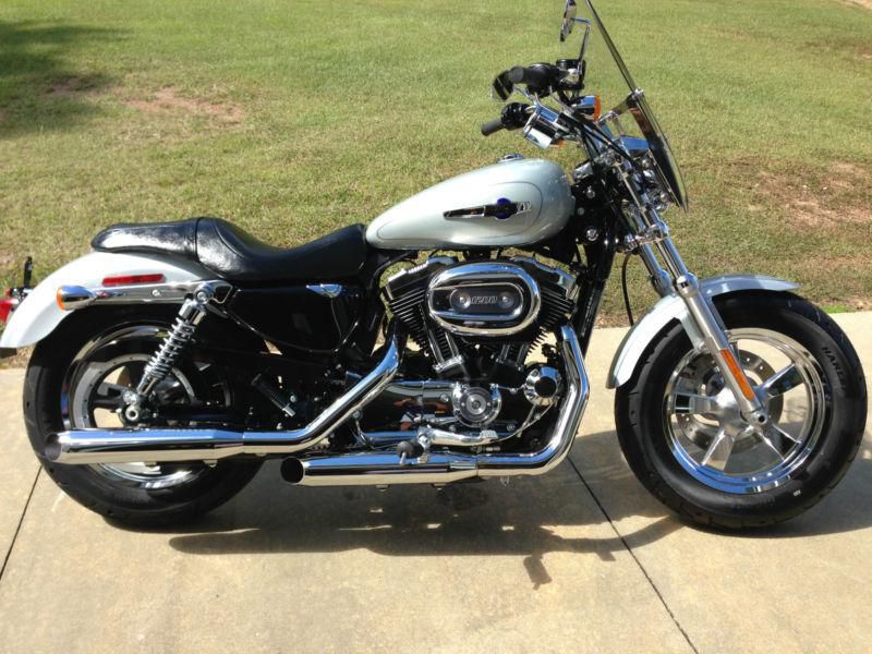 2013 Harley Davidson XL1200C Sportster, only 121 miles! Like New!