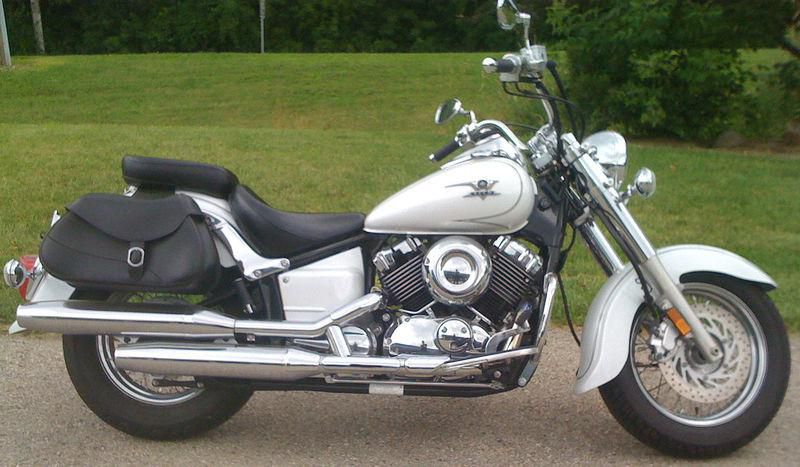 2009 YAMAHA V-STAR 650 CLASSIC XVS65AY, SADDLEBAGS, FRONT FLOORBOARDS, LOW MILES