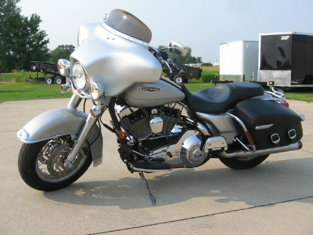 Used 2005 HARLEY DAVIDSON ROAD KING CLASSIC for sale.