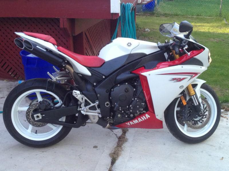 2009 yamaha r1 white and red only 3000 miles