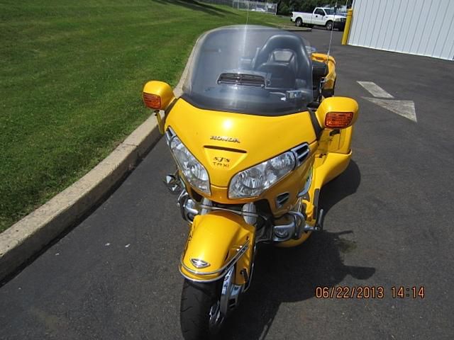 2001 GL1800 Goldwing Custom Touring Roadsmith Trike (Yellow)