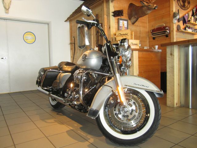 Used 2010 harley davidson road king classic for sale.