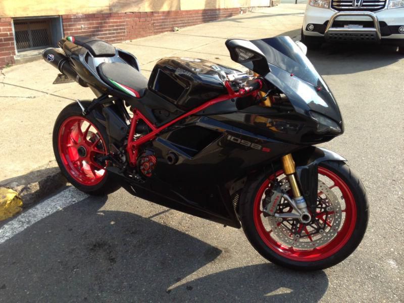 Beautuful Ducati 1098S - Black body and Red frame and rims