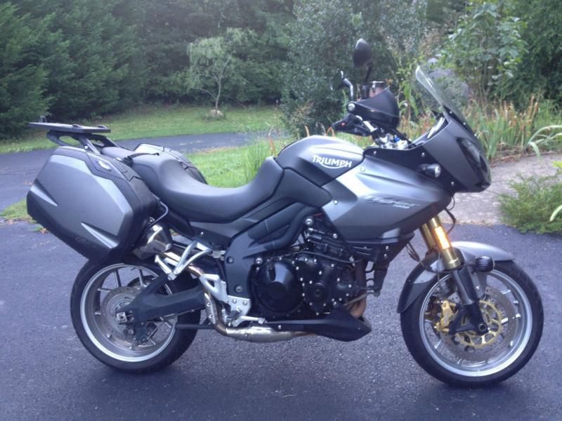 2010 Triumph Tiger SE ABS. Factory hard bags, Heated grips, aux. lights