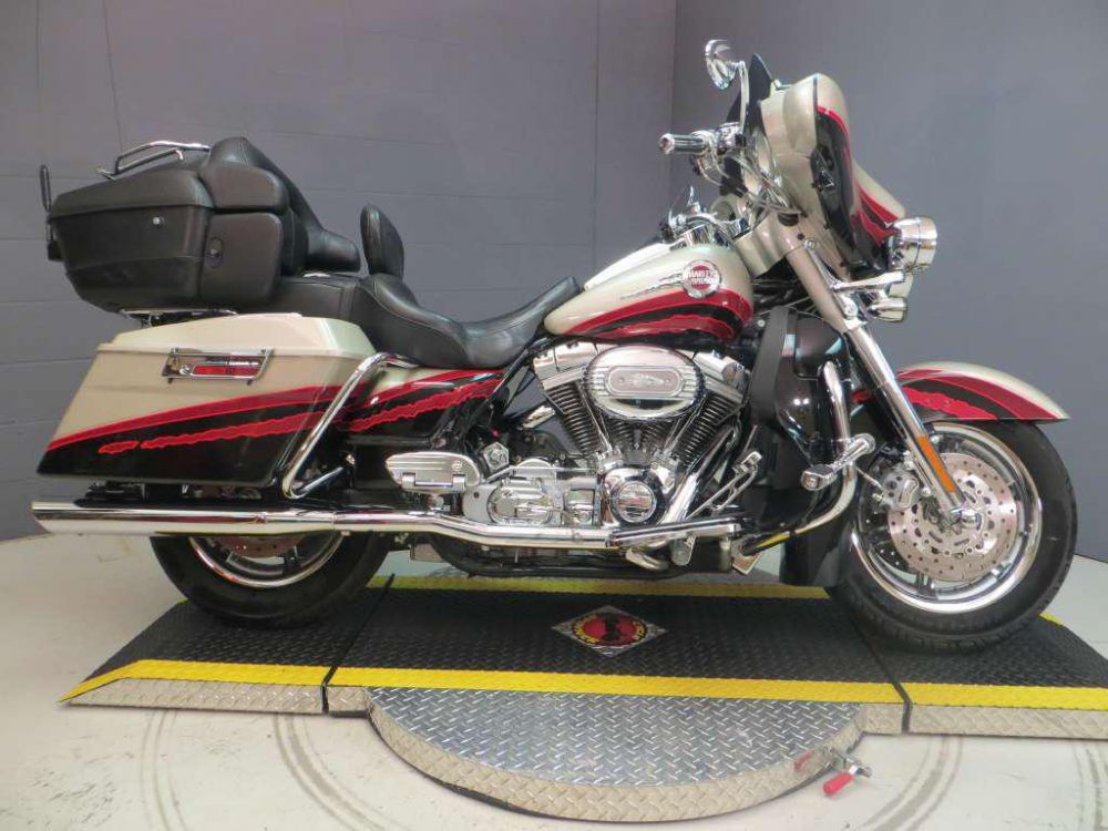 2006 Harley-Davidson FLHTCUSE Screamin Eagle Ultra Classic Touring 
