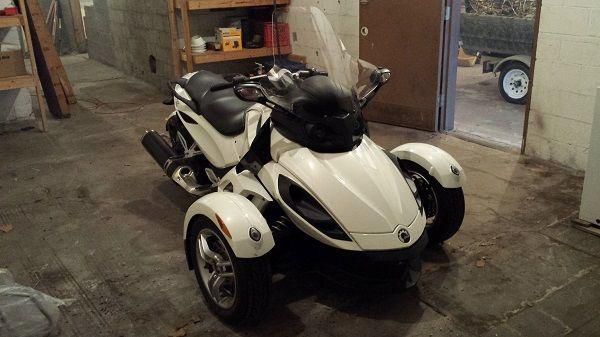 2012 Can Am Spyder RS SE5 Pearl White w/2500 miles Excellent Condition