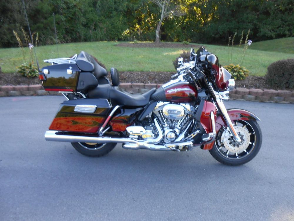 2011 Harley-Davidson FLHTCUSE6 CVO Screamin Eagle Ultra Classic Touring 