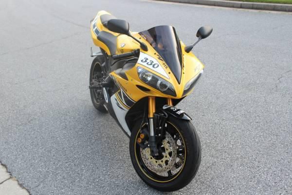 Yamaha YZF- R1 50th anniversay 2006 Many Extras with Low Miles a beautiful bike