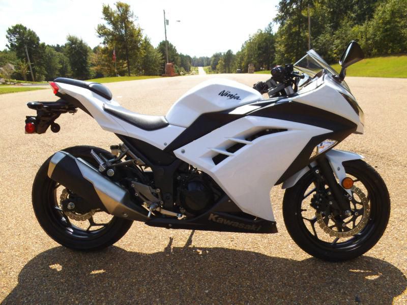 2013 Kawasaki Ninja 300-- White/Black color scheme --Better than New!
