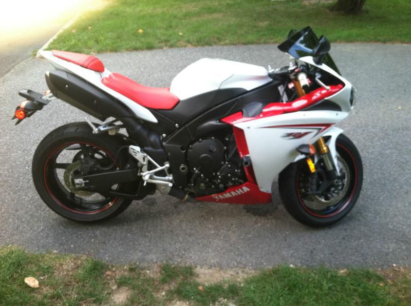 Showroom Condition Yamaha R1 Red and White (Original Owner)