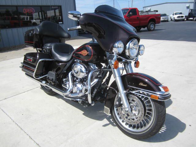Used 2011 HARLEY DAVIDSON ELECTRA GLIDE CLASSIC for sale.